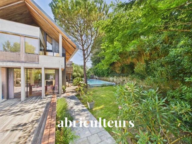 Splendide maison d'architecte dans un écrin de verdure 317m², piscine et grandes terrasses Nantes Sud