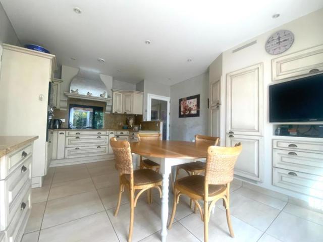Splendide maison volumes genereux garage de 93 m2 a deux pas de la rochelle !