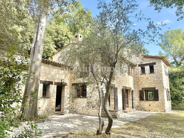 SPLENDIDE PROPRIETE ET SA MAISON EN PIERRE LOVEE PLEINE NATURE