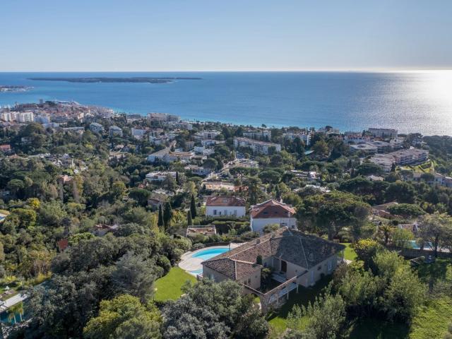 SPLENDIDE VILLA 7 PIECES CANNES CROIX DES GARDES A LOUER VIDE A L'ANNEE