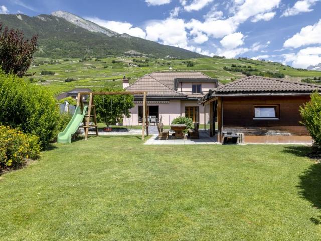 Splendide villa 6 pièces 1/2 de 297 m2 avec un magnifique extérieur