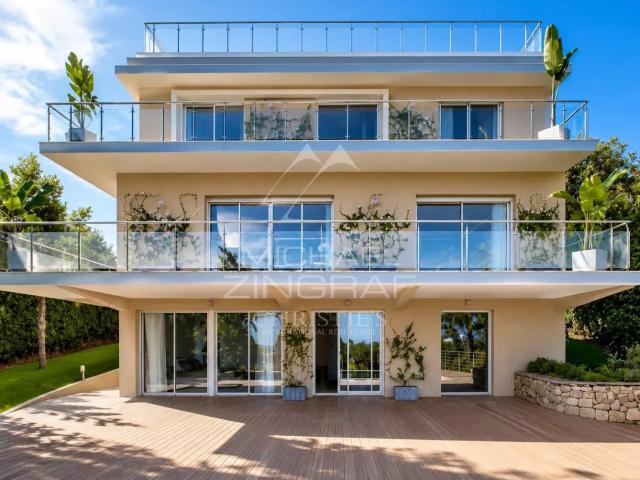 SPLENDIDE VILLA CONTEMPORAINE RÉNOVÉE DE 320 M² SITUÉE DANS UN DOMAINE PRIVÉ