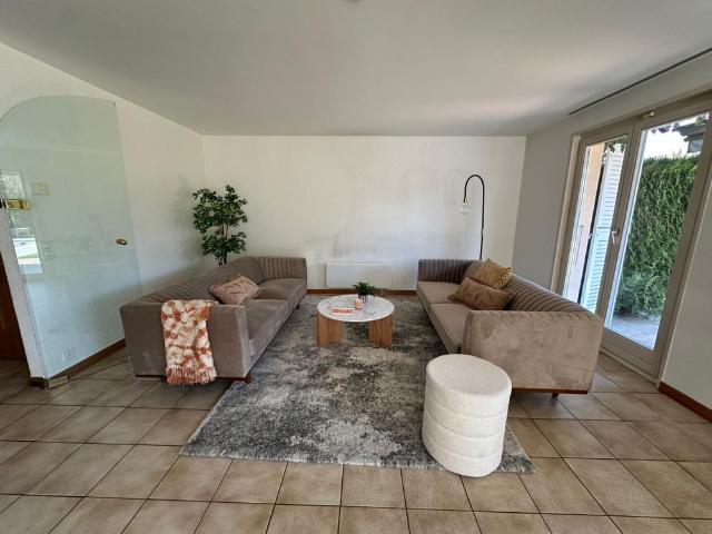 Splendide villa mitoyenne / 4 chambres / 3 SDB / Jardin / Piscine