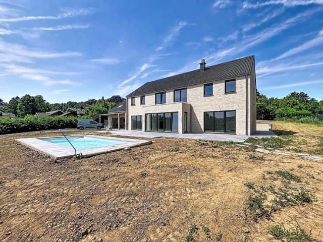 Splendide villa neuve avec piscine