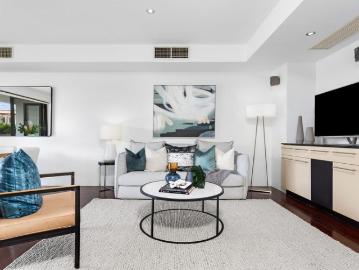 Split level 2 bedroom apartment overlooking Reservoir Gardens