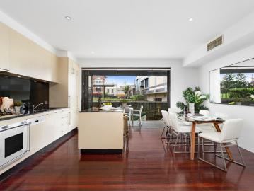 Split level 2 bedroom apartment overlooking Reservoir Gardens