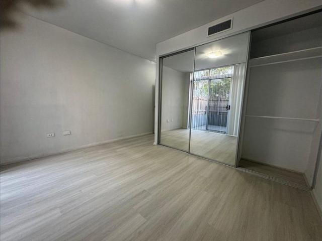 Split Level 2 Bedroom Apartment Walk to Train Station