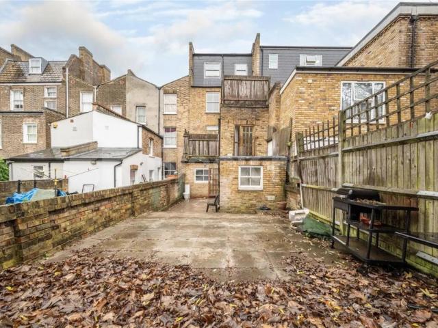 Split Level 3 bedroom property located close to Archway Station and amenities