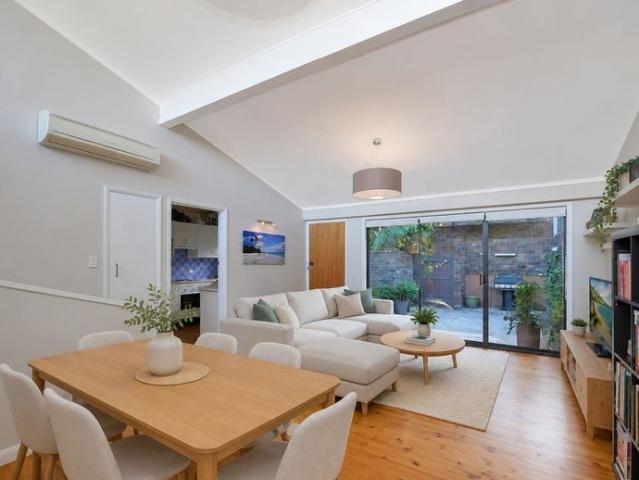 Split Level Townhouse | North Facing Courtyard