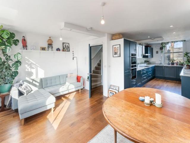 Split level two bedroom apartment with terrace to rent in Settles Street, E1