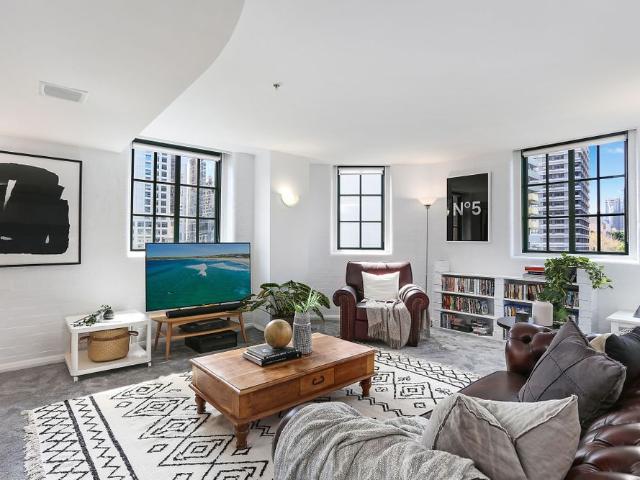 Split level warehouse style apartment with secure parking