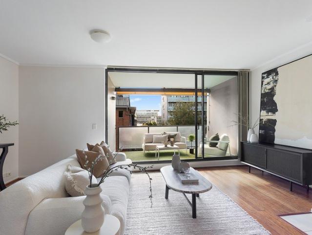 Split level apartment minutes walk from Green Square station