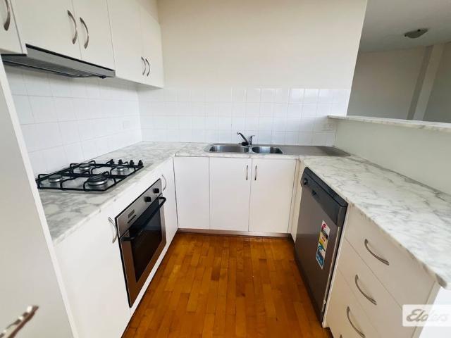 Split level one bedroom unit in heart of Newtown!