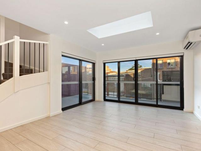 SPLIT LEVEL PENTHOUSE NEXT TO THE STATION!