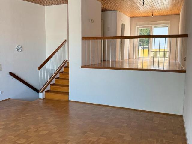 Split Level Reihenmittelhaus mit zwei Balkonen und Garage
