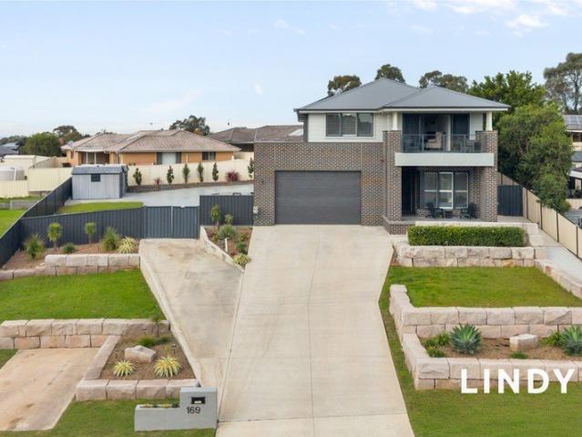 SPLIT LEVEL SHOWPIECE | PERFECT FOR LARGE FAMILIES OR INVESTORS