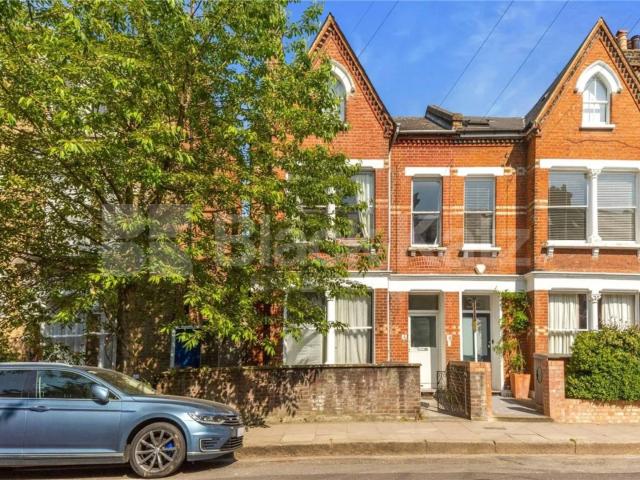 split over 2 floors a spacious 4 bedroom property with access to garden