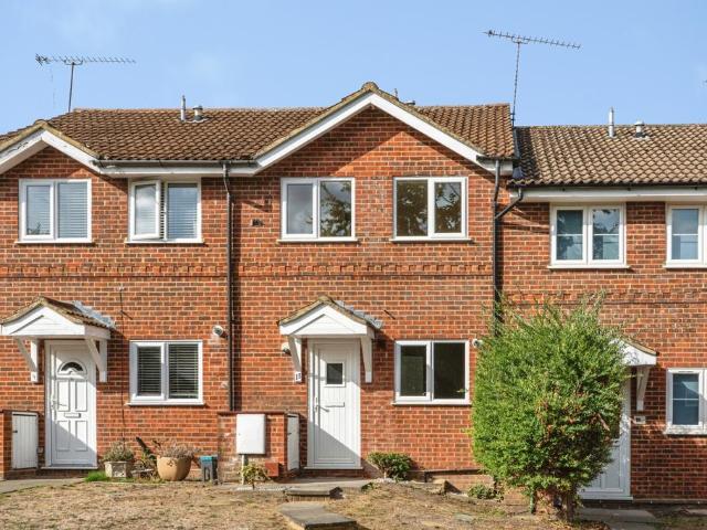 Spruce Drive, Lightwater, Surrey, GU18 2 bed terraced house to rent £1,650 pcm £381 pw