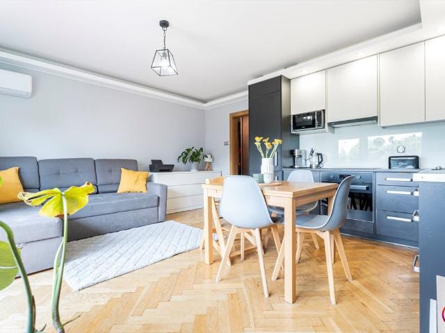 Do sprzedania przestronne 3 pokojowe mieszkanie 50 m² z klimatyzacją i dużym balkonem