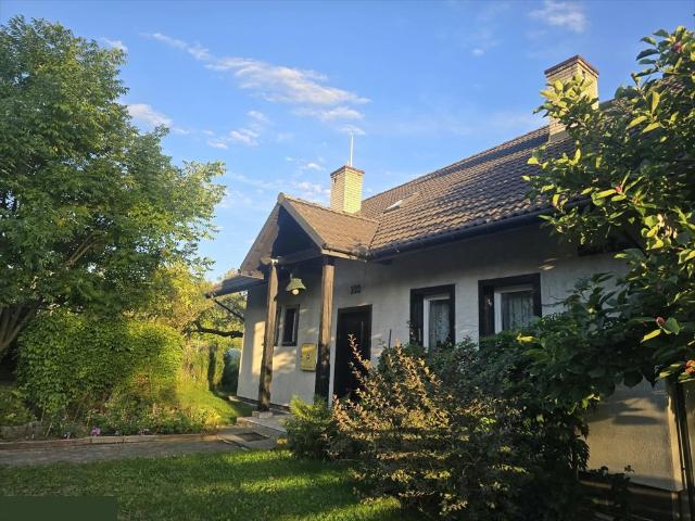 Sprzedam dom 140 m² z ogrodem, stawem i garażem w Rożnowej