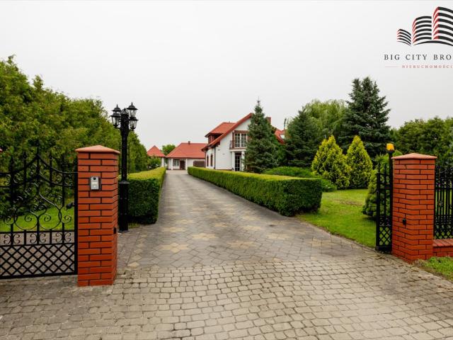 Sprzedam dom 260 m² z sadem i garażem na 6 aut