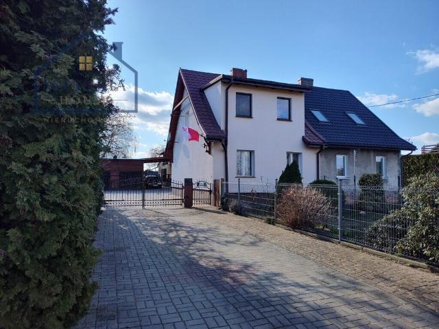 Sprzedam dom 86 m² z ogrodem, altaną i garażami