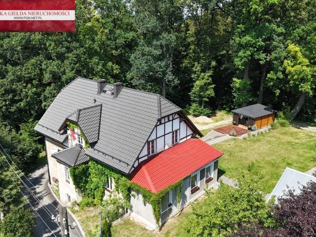 Sprzedam dom w stylu willowym z 9 pokojami w Złotym Stoku