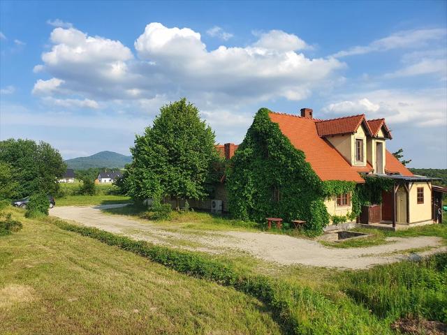 Sprzedam dom wolnostojący 266 m² z widokiem na wzgórza