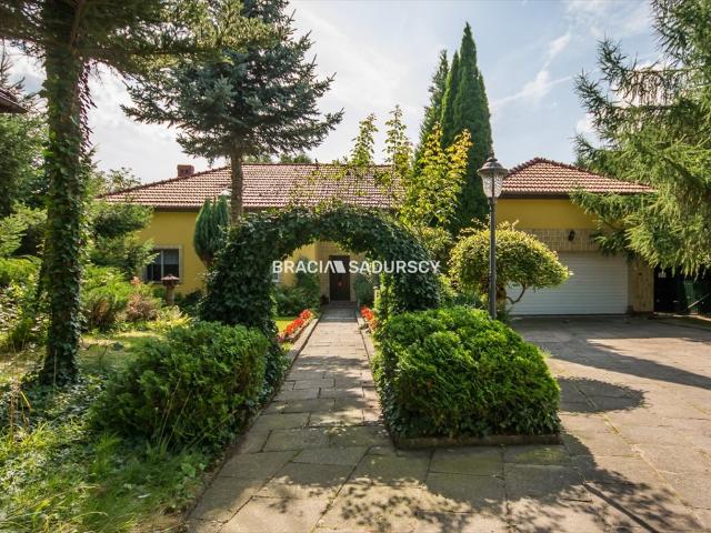 Sprzedam dom z dużym ogrodem i budynkiem usługowym 460 m²