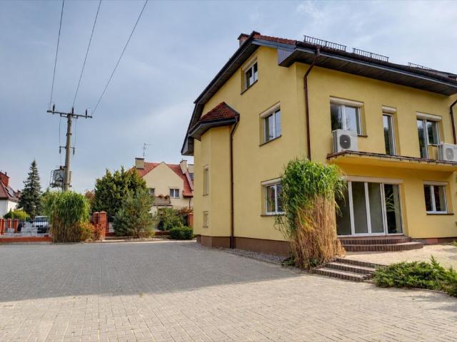 Sprzedam funkcjonalny budynek 274 m² z parkingiem w Bielanach