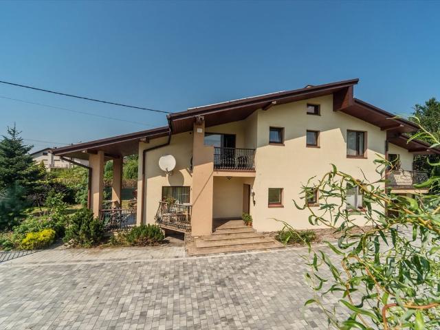 Sprzedam komfortowy dom 220 m² z garażem i tarasem w Grojcu