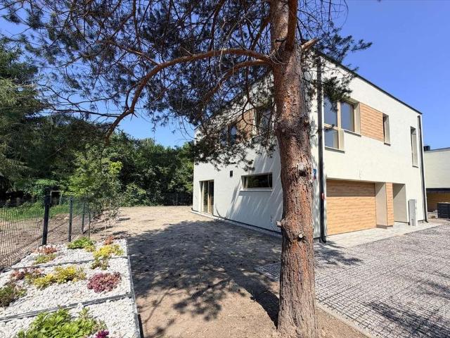 Sprzedam luksusową willę 220 m² na Bielanach z smart home i kominkiem