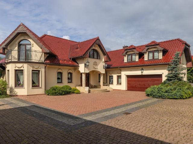 Sprzedam luksusową posiadłość 440 m² w Gościcinie z ogrodem i halą