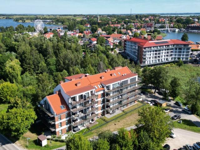 Zapraszam do obejrzenia nowoczesnego 33 m² apartamentu z balkonem w Mikołajkach