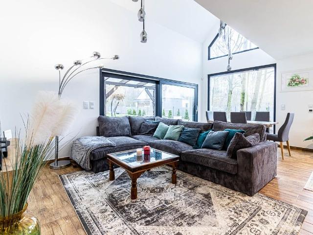 Sprzedam nowoczesny dom 120 m² z dużym ogrodem i panoramicznymi oknami