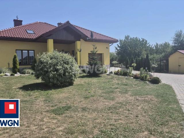 Sprzedam przestronny dom 218 m² w Książnicach z dużą działką