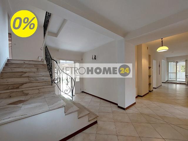 Sprzedam przestronny dom 380 m² z kortem tenisowym w Warszawie