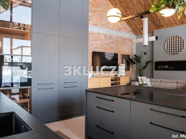 Sprzedam przestronny loftowy dom 116 m² z garażem i budynkiem gościnnym