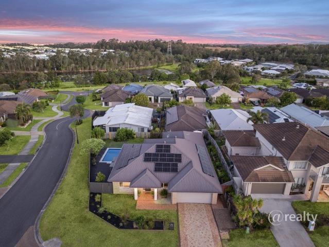 SPRAWLING 272m2 WARNER LAKES ENTERTAINER'S PARADISE EXUDING AN ABUNDANCE OF WOW FACTOR!