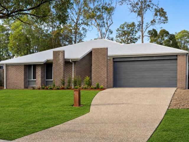 Sprawling 700sqm Family Haven with Side Access Potential & Sweeping Treetop Views