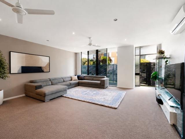Sprawling Courtyard Apartment With Dual Access