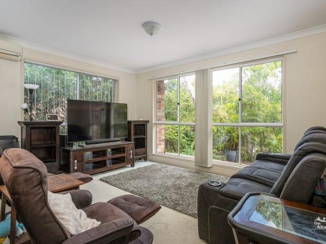 Sprawling Carindale brick home!