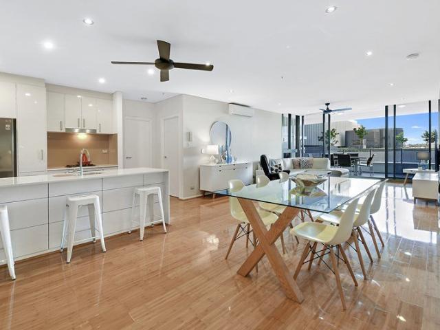 Sprawling Apartment With Quality Finishes Throughout
