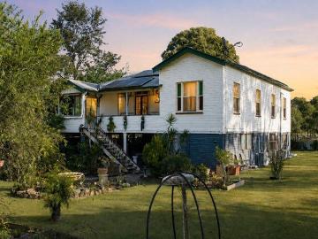 Sprawling Dual Living* Queenslander On A Private 10 Acres