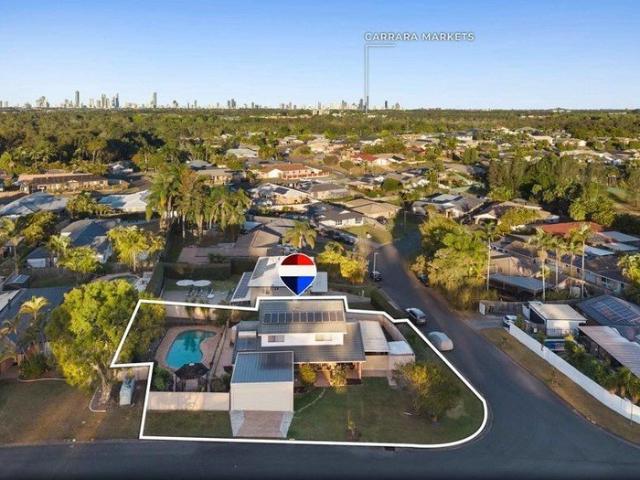 SPRAWLING FAMILY HOME DOWNSTAIRS MASTER BEDROOM 731m2 CORNER BLOCK CONVENIENT LOCATION