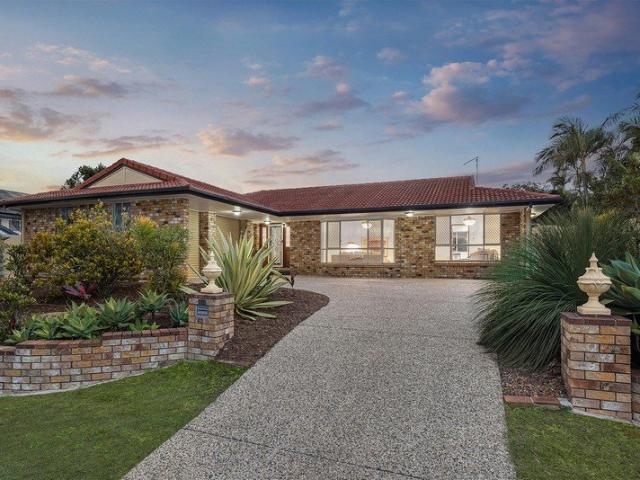 Sprawling Lowset with New Kitchen on Expansive 822m2