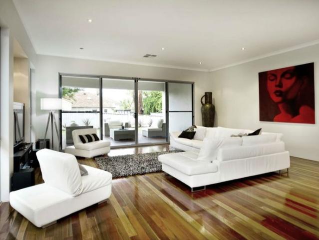 SPRAWLING MODERN HOME