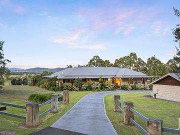 SPRAWLING SANDSTONE HOMESTEAD ON ACREAGE IN THE HUNTER VALLEY