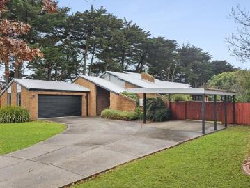Sprawling Single Level Living in Jacksons Creek Estate