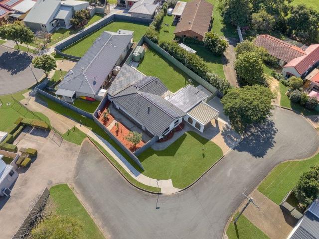 SPRAWLING & RENOVATED 239m2 RESIDENCE SET IN QUIET CUL DE SAC WITH FULL DUAL LIVING OPTION!